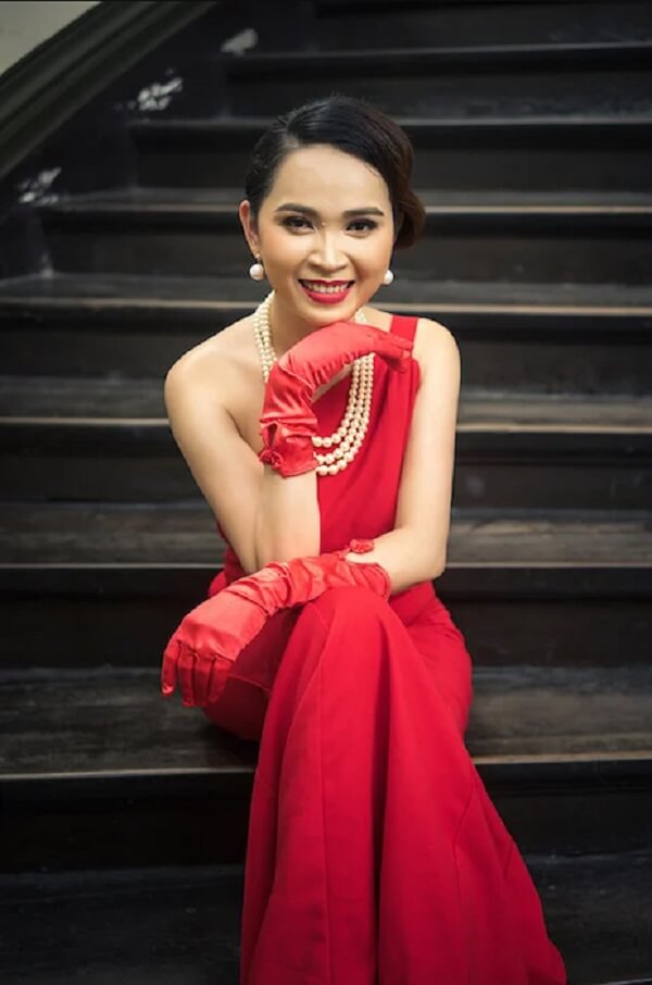 - Hóa quý cô cổ điển, Hoa hậu Huyền Minh thả dáng hấp dẫn trong bộ ảnh mới